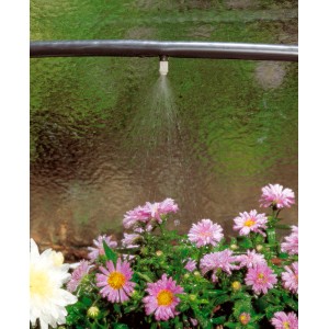 A Gardena ködpermetező fúvóka a Micro-Drip rendszerben finom permettel öntözi a virágokat.