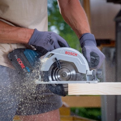 Bosch Professional GKS 18 V-57 G akkus körfűrész fa vágás közben.