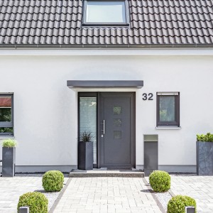 Modern, antracit színű Gutta téglalap alakú előtető 200x90 cm Bauhaus stílusban a ház bejáratánál.