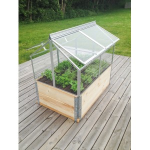 Vitavia Gaia Jumbo üvegház alumínium kerettel és ESG üvegezéssel, fa raklapon növényekkel.