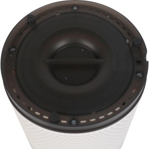 Közelkép a fehér KJ050GE-C4E3 légtisztítóról fekete fedéllel.