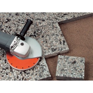 115 mm-es Turbo gyémánt vágókorong használat közben sarokcsiszolóval kőlapok vágásához.