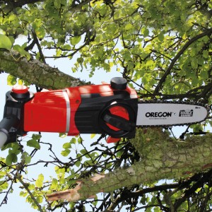 Einhell GE-HC 18 Li T Solo akkus magas ágvágó ág vágása közben.