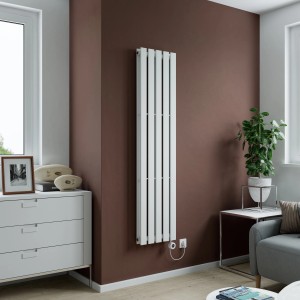 Fehér Azur Stacy Double elektromos törölközőszárító (160x37,2 cm, 1000W) barna falon.