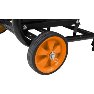 Közelkép: A Cross Tools CPG 3000 benzinmotoros generátor kerekei.