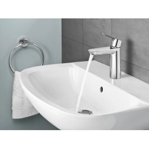 Fehér Grohe Bau Ceramic 60 cm-es mosdókagyló csapteleppel és folyó vízzel.