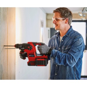 Einhell TP-HD 36/30 akkus fúrókalapács: Férfi lyukat fúr a falba a piros fúrókalapáccsal.