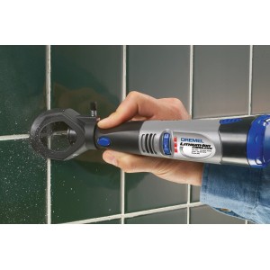 Dremel 570 fugázó eltávolító használat közben, eltávolítja a fugát a csempék között.