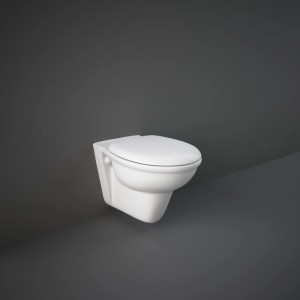 Fehér fali WC (t.b.t.) sötét háttér előtt.