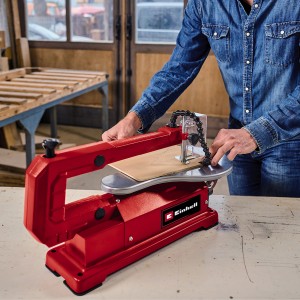 Einhell TC-SS 406 E lombfűrész használat közben: Piros fűrész munkadarabot vág.