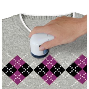 Pillanateltávolító használat közben szürke, rombuszmintás pulóveren.