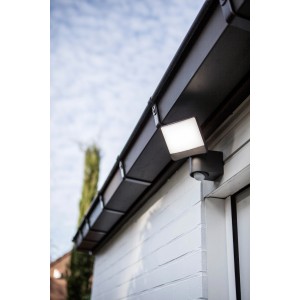 Lutec LED kültéri reflektor Sunshine forgatható fejjel, házfalra szerelve.