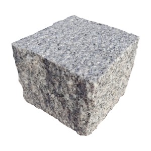 Szürke gránit térkő, 9x9x8 cm, kalapált/hasított, ideális kert- és telektervezéshez.