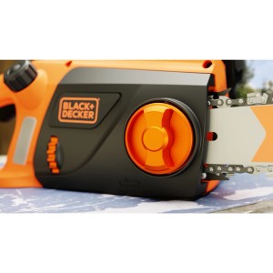 Narancs-fekete Black+Decker elektromos láncfűrész, részletes nézet.