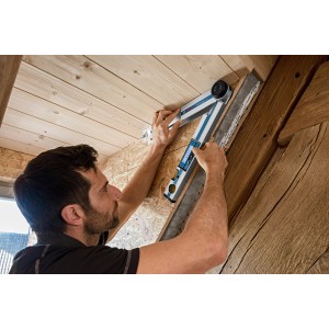 Bosch Professional GAM 220 digitális szögmérő használat közben, szögmérés közben.