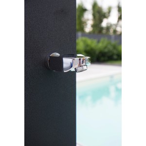 Közelkép: Steinbach Speed Shower Deluxe Supreme szolárzuhany króm csappal a medence előtt.