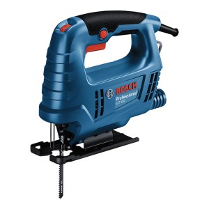 Kék Bosch GST 680 Professional szúrófűrész a pontos vágásokhoz.