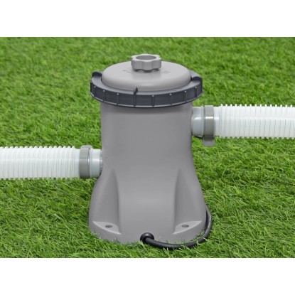 Bestway Flowclear 1249 l/h szűrőszivattyú medencékhez, tömlőkkel a füvön.