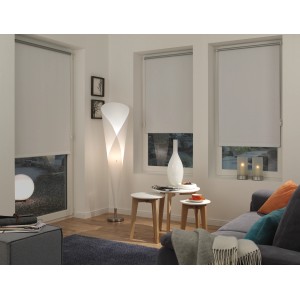 Gardinia EasyFix Thermo roló, 90x210 cm, fehér, nappaliban kanapéval és lámpával.