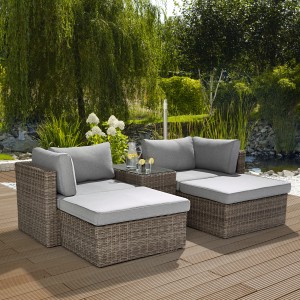 5 részes Olea lounge szett homokszínű polyrattanból, szürke párnákkal a kertbe.