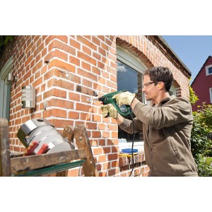 Férfi téglalapba fúr a Bosch PBH 2500 SRE fúrókalapáccsal.