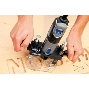 Dremel felsőmaró toldalék 335 JA használat közben, betűk marása fába.