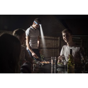 Férfi grillezik Energizer Vision fejlámpával. Zseblámpa erős fénnyel az estéhez.
