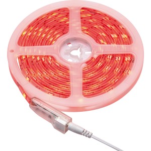 Feltekert 5 m-es RGB LED flexibilis szalag piros fénnyel és csatlakozókábellel.