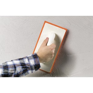 Kéz simítja a vakolatot LUX szivacssimítóval Classic 280x140 mm. Szerszám kőműves és burkoló munkákhoz.