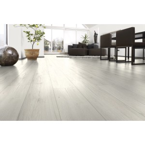 Világos Kaindl Comfort laminált padló 7 mm-es San Remo Crysta tölgyfa nappaliba fektetve.