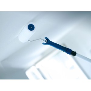LUX-TOOLS Vestan henger 25 cm teleszkópos nyéllel, mennyezetfestés közben.