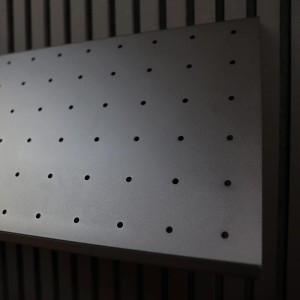 Fekete Denpanels cipőtartó akusztikus panelekre szereléshez, csavarokkal.