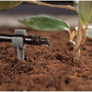 Gardena 4 l/h végcsepegtető használat közben: Pontszerű öntözés Micro-Drip rendszerben.