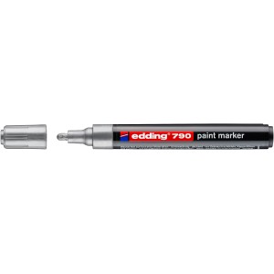 Ezüst színű Edding 790 festékmarker, levett kupakkal.