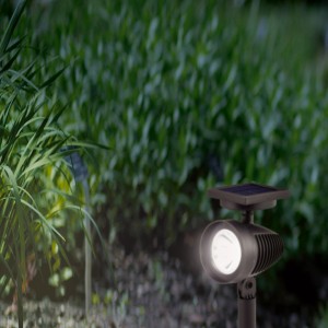 Fekete LED-es Trimo szolár spot a kertben, rugalmas útvonalvilágítás napelem panellel.