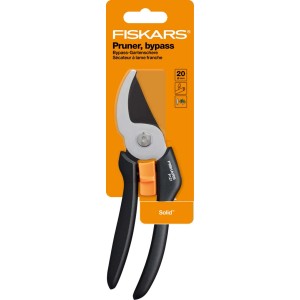 Fiskars Bypass Solid P121 metszőolló fekete nyéllel és narancssárga csomagolással.