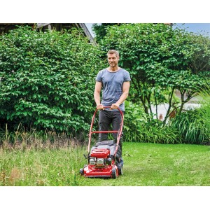 Einhell GC-PM 46/5 S benzines fűnyíró piros színben használat közben egy gyepen.
