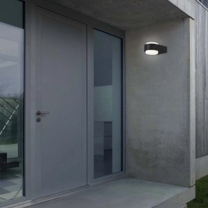 Fekete Brilo HANAU LED fali lámpa (6,5W) egy bejárati ajtó mellett.