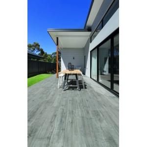 Eurostone TimberTwo Grigio teraszlap, barna-szürke fa hatású porcelán kerámia teraszon.