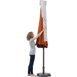 Schneider védőhuzat napernyőkhöz 300 cm átmérőig használatban. Nő húzza a huzatot a napernyőre.