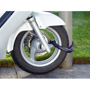 Motorkerékpár OBI lánczárral (120 cm) az első kerékhez rögzítve.