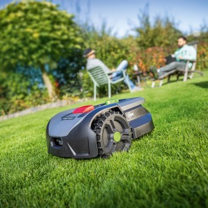 LUX A-RMR-300-24 robotfűnyíró a füvön, kert a háttérben.