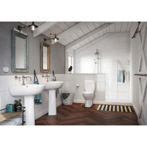 Fürdőszoba WC-szettel, mosdókkal és zuhanyzóval tetőtérben. Világos, barátságos design.