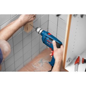 Bosch Professional GSB 13 RE ütvefúró fúrás közben fába.