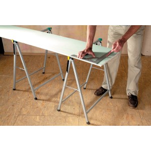 Wolfcraft Workstand összecsukható munkaállvány munkadarabbal, 100 kg-ig terhelhető.