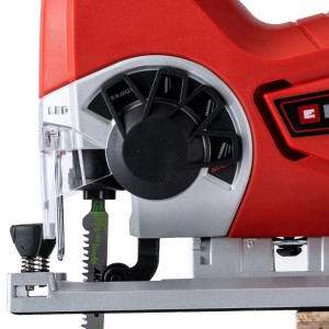 Közelkép a piros Einhell Power X-Change TE-JS 18 Li Solo akkus szúrófűrészről, forgácsvédelemmel.