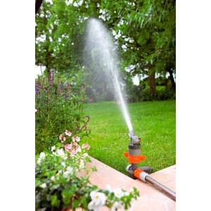 Gardena Comfort Turbinás esőztető tüskével használatban, gyep öntözése.