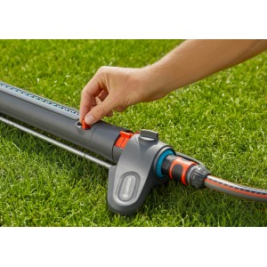 Gardena AquaZoom S négyszögletes esőztető használat közben a gyepen, a beállítás közelképe.