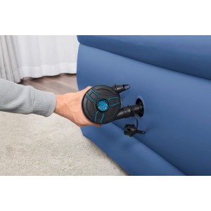Bestway PowerTouch akkumulátoros elektromos pumpa felfúj egy légmatracot.