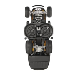 Alulnézet egy t.b.t. fűnyíró traktornak, a mechanikát és a vágószerkezetet mutatja.